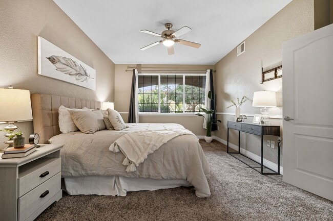 Building Photo - Charming & Updated Unit in Prime Denver Location