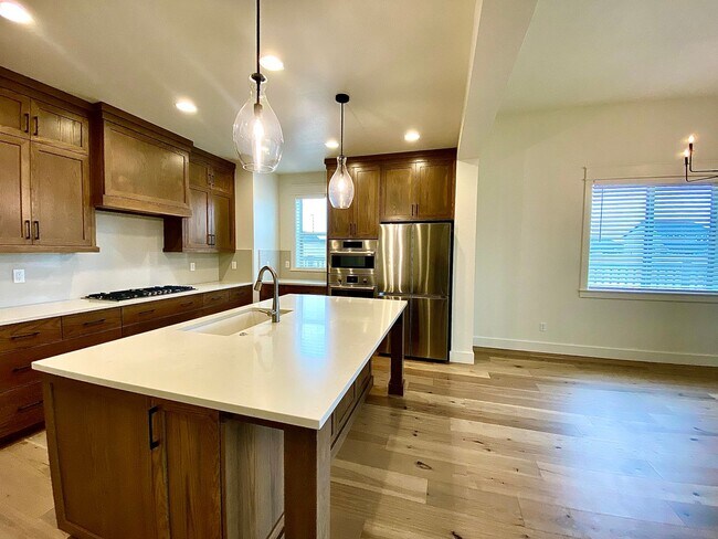 Building Photo - Beautiful Custom 6 Bedroom (2 Primary Bedr...