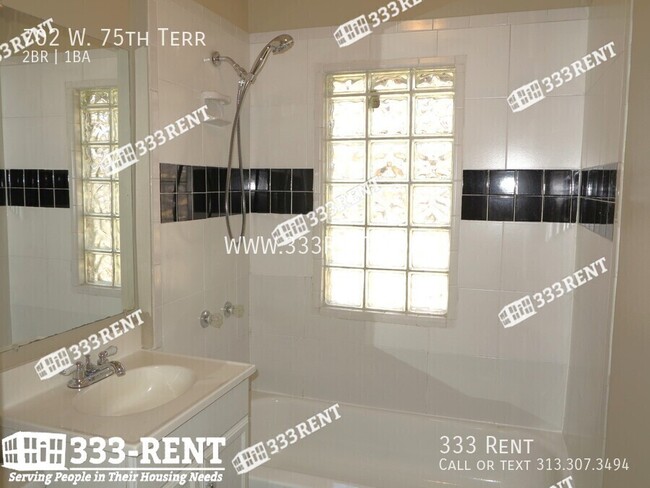Building Photo - 702 W 75th Terrace