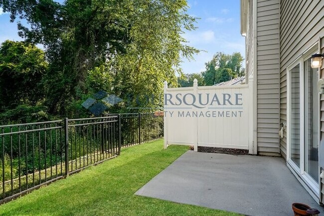 Building Photo - Spacious 3- Bed Townhome  With Back Patio ...