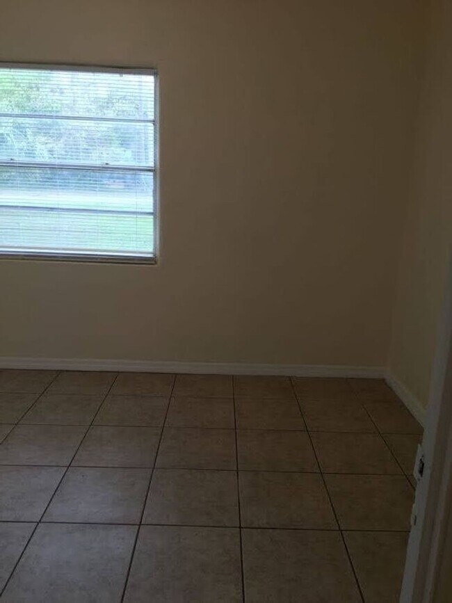 Building Photo - 2 bedroom 1 bath