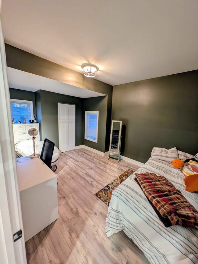 Building Photo - 2535 University Ave NE