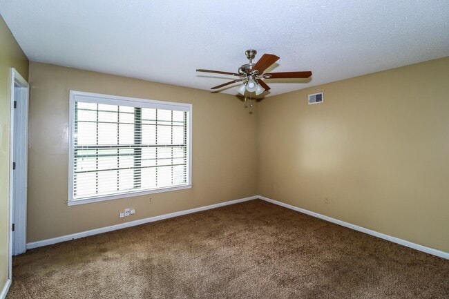 Building Photo - 3048 Ingleside Dr