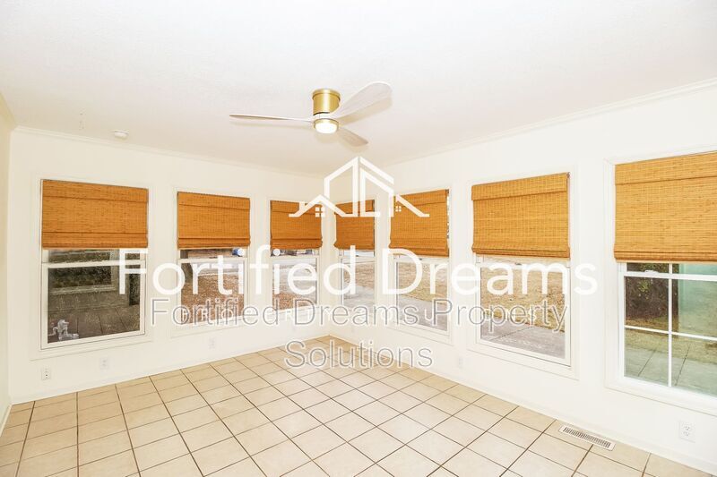 Building Photo - 309 E 11th St