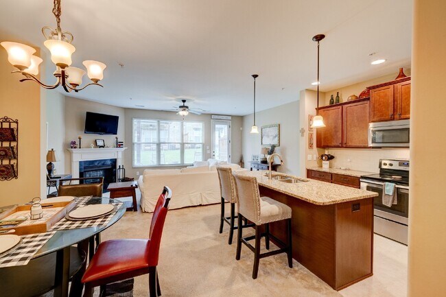 Building Photo - Hendersonville Townhome with Garage, Fireplace & Walk-In Closet