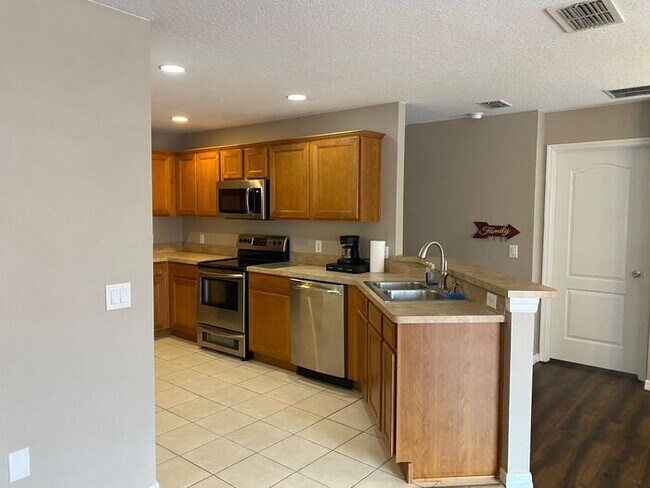 Building Photo - Rent Special-Wonderful 2/2 Townhome w/ Pond View in St. Cloud