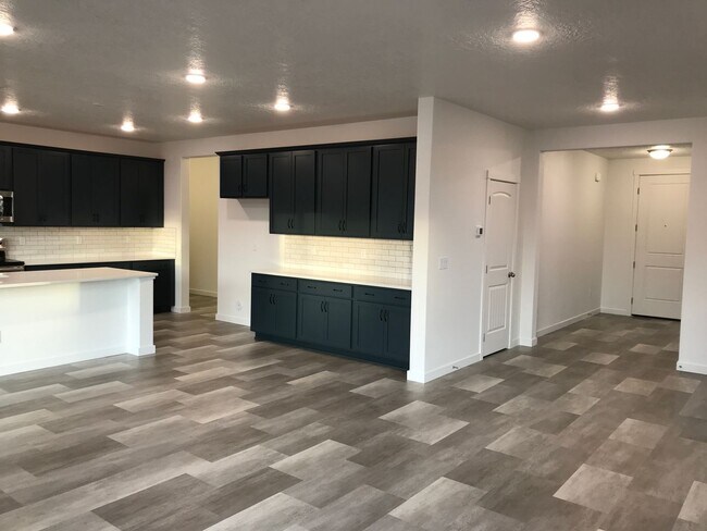 Building Photo - Spacious home in Quiet Neighborhood