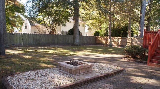 Building Photo - 1221 Clearwater Ln