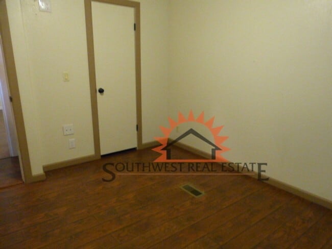 Building Photo - Country home with 3 bedroom 2 bathrooms