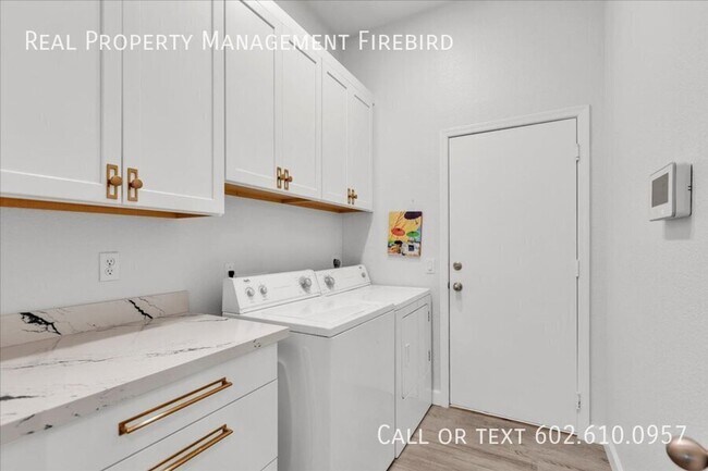 Building Photo - 4921 S Vista Pl