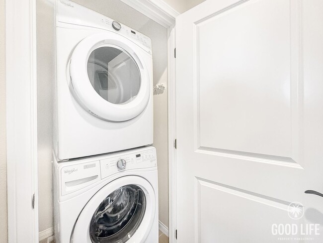 Building Photo - Beautiful 2B/2.5BA Townhouse. NEWER CONSTR...