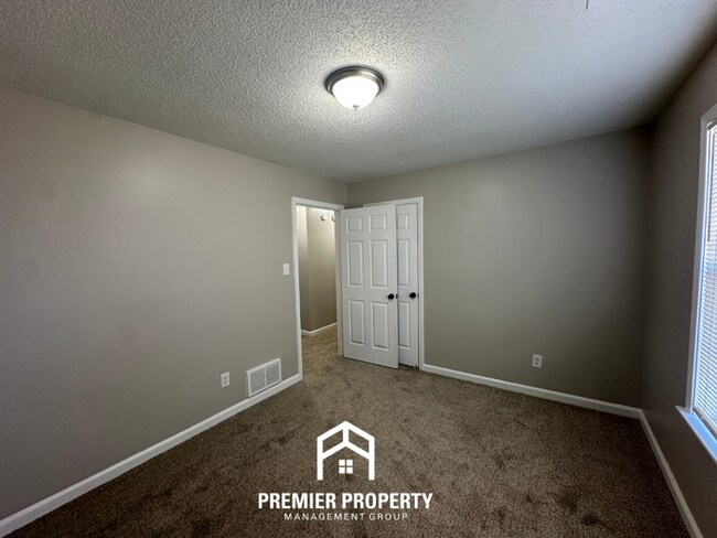 Building Photo - 4 Bedroom Home for Rent in Memphis, TN | High Ceilings, Stone Fireplace & 2-Car Garage