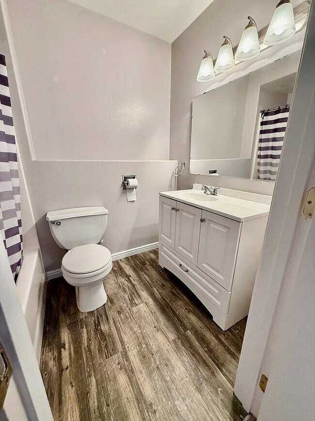 Building Photo - 1639 Roy St