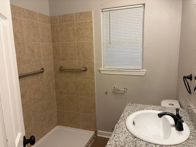 Building Photo - 5818 Glenhurst Dr