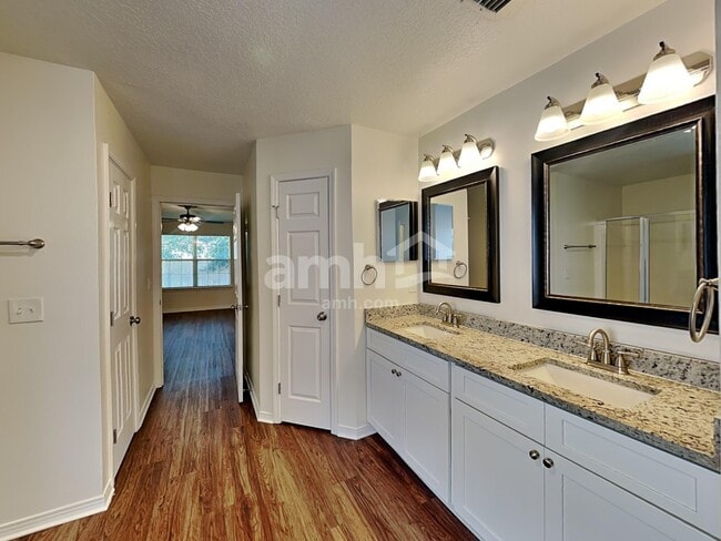 Building Photo - 3256 Silverado Cir