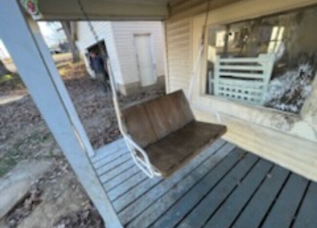 Building Photo - HANDY MAN SPECIAL! - $385 Month / $700 Down