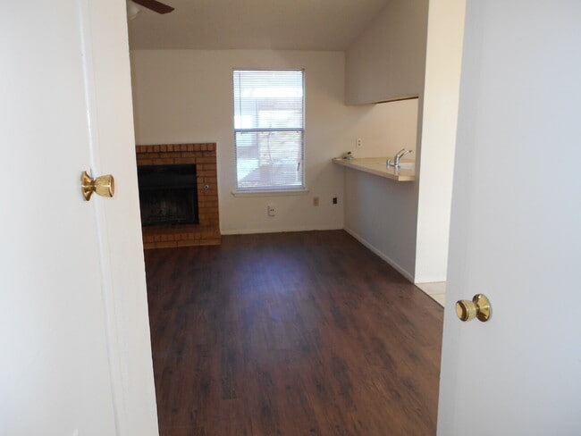Building Photo - Cute 2/1 - Great area close to TTU!
