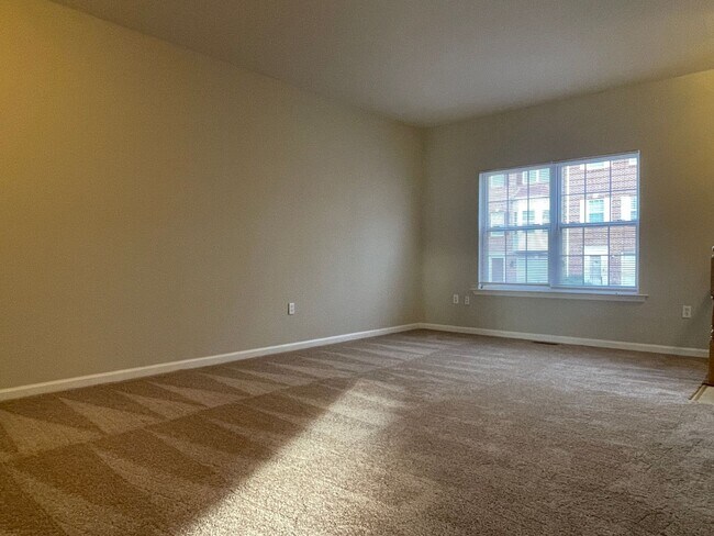Building Photo - UPDATED TOWNHOUSE IN FREDERICKSBURG - CLOS...