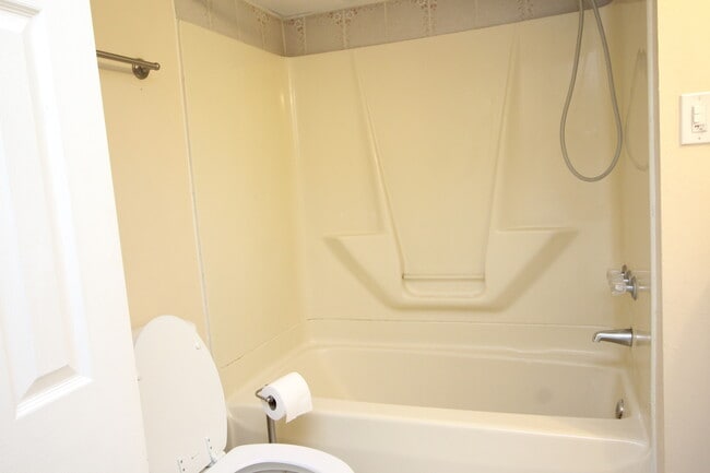 Building Photo - Charming Locust Point 2bd+Den/1ba Rowhome ...