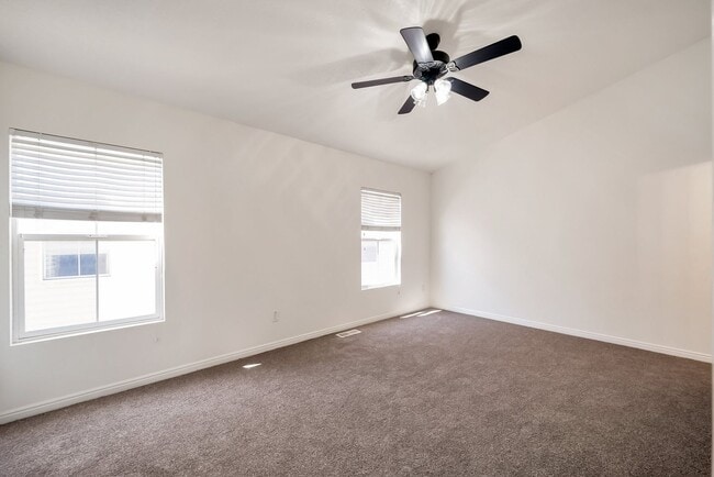 Building Photo - Awesome Townhome in Iverness Square in Murray