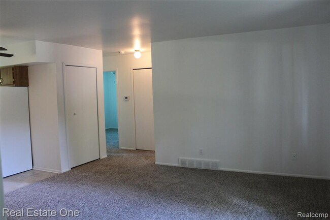 Building Photo - 37 /39 Maplecrest Dr