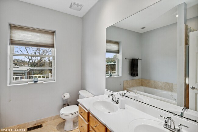 Building Photo - 4438 N Racine Ave