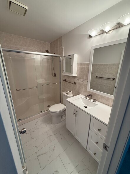 Building Photo - 2 Lake Vista Trl