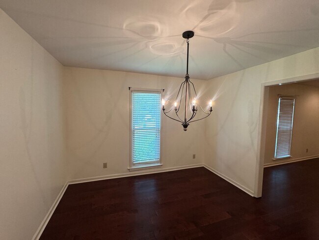 Building Photo - Beautiful home with over 2k square feet!