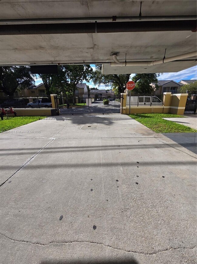 Building Photo - 2647 NW 25th Ave