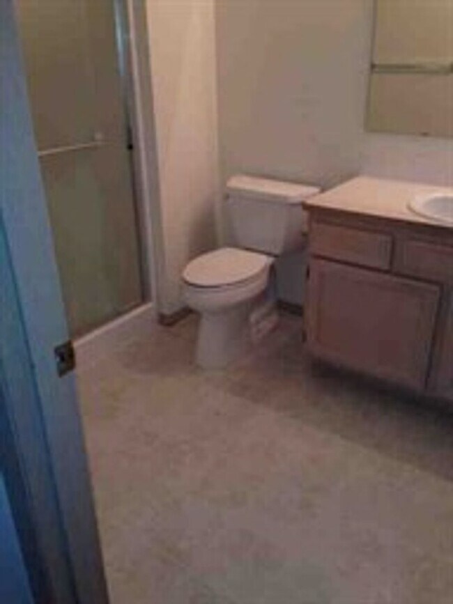 Building Photo - Charming 2-Bedroom Ground-Level Home in Qu...