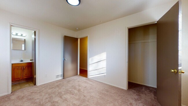 Building Photo - UPTOWN 3 Bedroom +Office  2 Bath with Garage