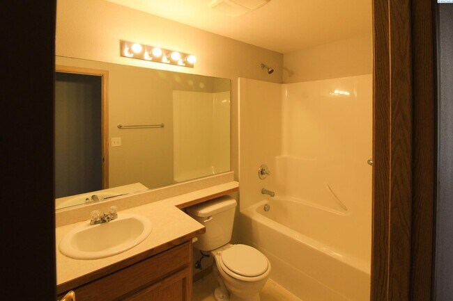 Building Photo - 3 Bed, 2 Bath Rambler in Pasco