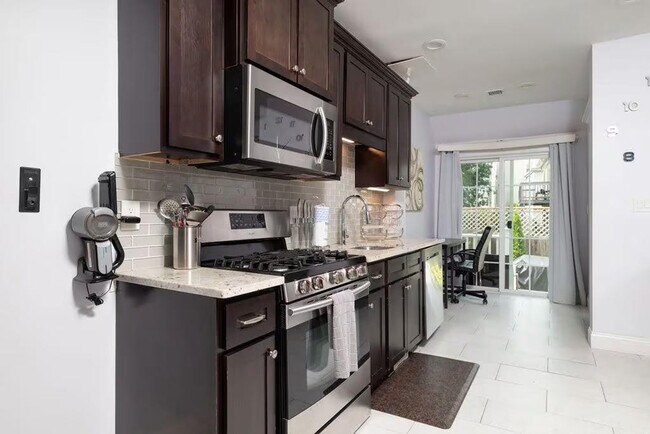 Building Photo - 810 Broadway-SI ID1511377P