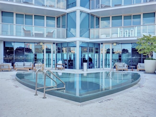 Building Photo - 17001 Collins Ave