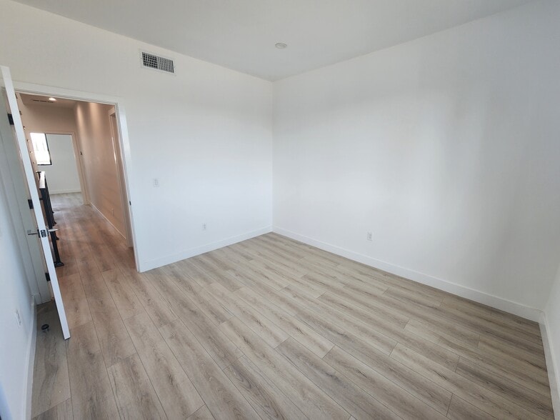 Building Photo - 6061 Fulton Ave