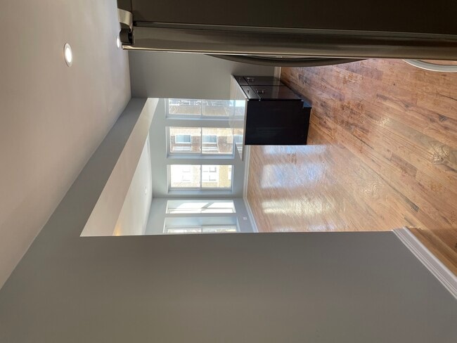 Building Photo - 1411 E 67th Pl