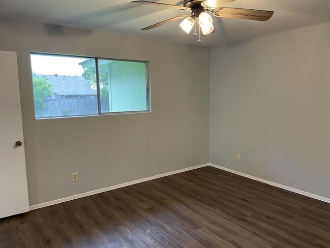 Building Photo - 305 Hickok Ct