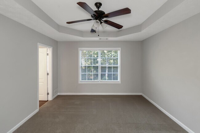 Building Photo - Spacious 4-Bedroom Split Foyer with 3 Bath...