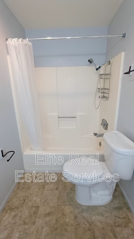 Building Photo - 1013 S Sunshine Ave