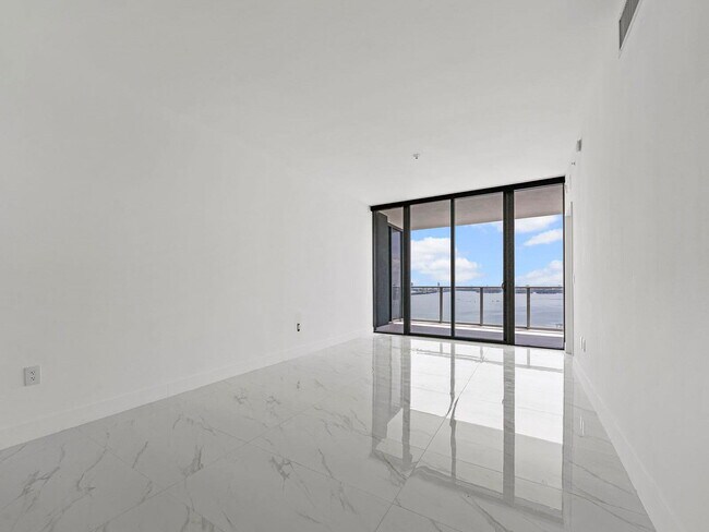 Building Photo - 700 NE 24th St