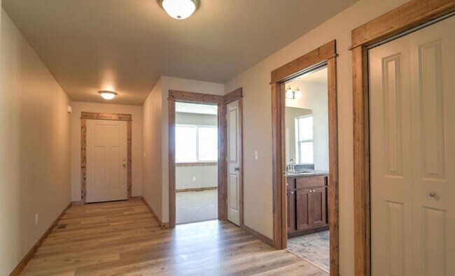 Building Photo - Spacious 3BR/2BA Home in Quiet Belgrade Neighborhood with Fenced Backyard & Garage