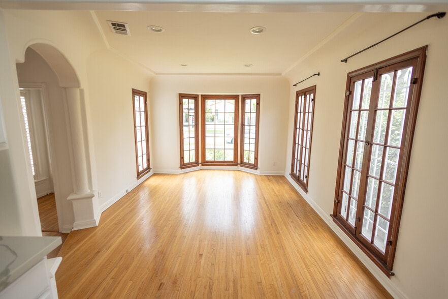 Building Photo - 446 S La Peer Dr
