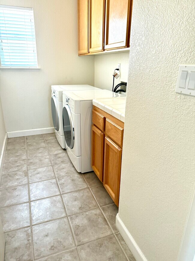 Building Photo - 2056 N Bend Dr