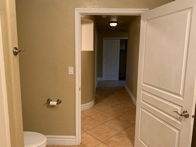 Building Photo - 5 bedroom 3 bathroom gorgeous house with v...