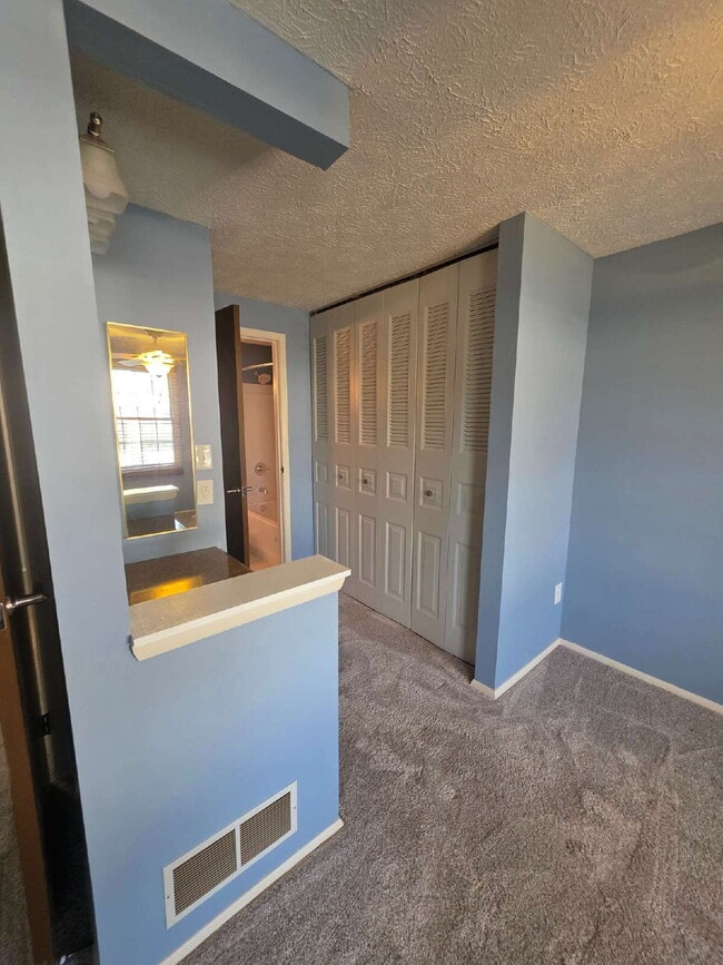 Building Photo - "Charming 2-Bedroom Townhouse Retreat in Venetia"