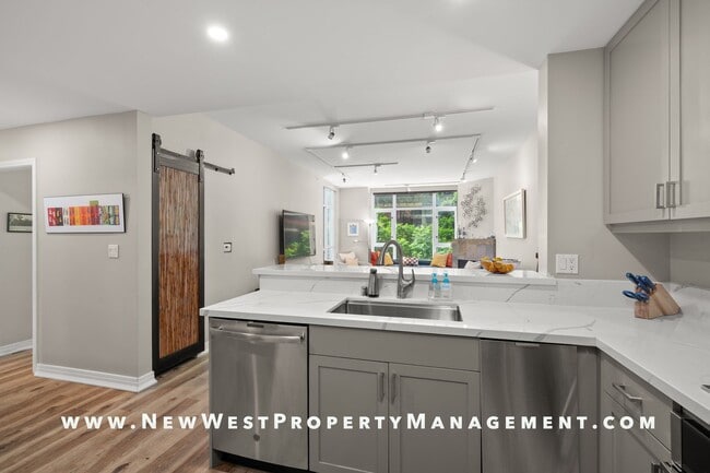 Building Photo - Super Spacious Cortez Hill 2-Bedroom at Discovery! Small Pet Ok!