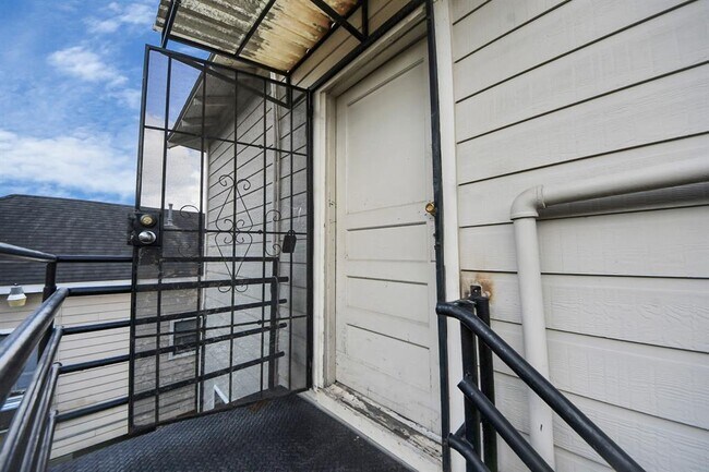 Building Photo - 2502 Saltus St