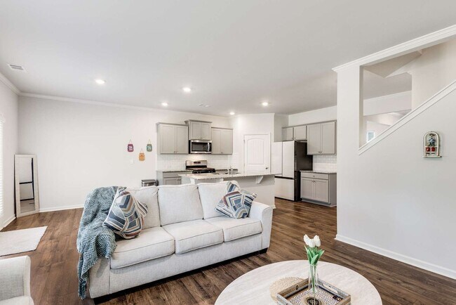 Building Photo - Like New - First Class Amenities