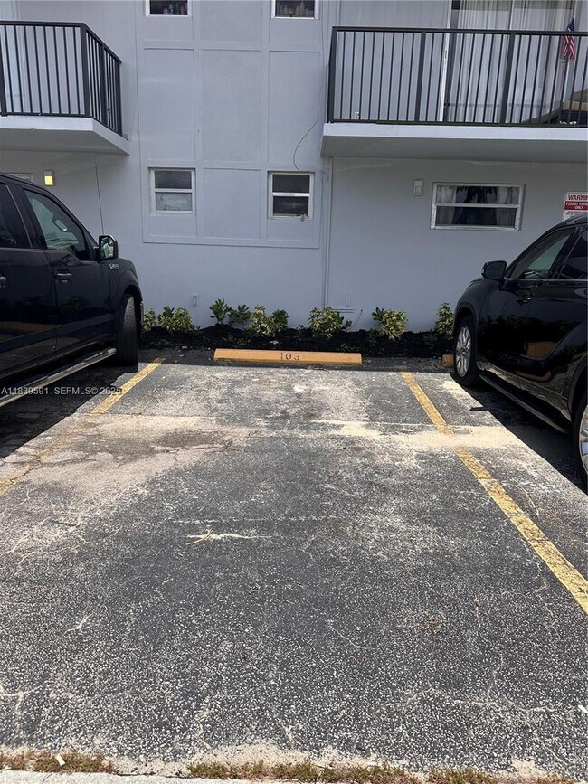 Building Photo - 1100 NE 1st Ct