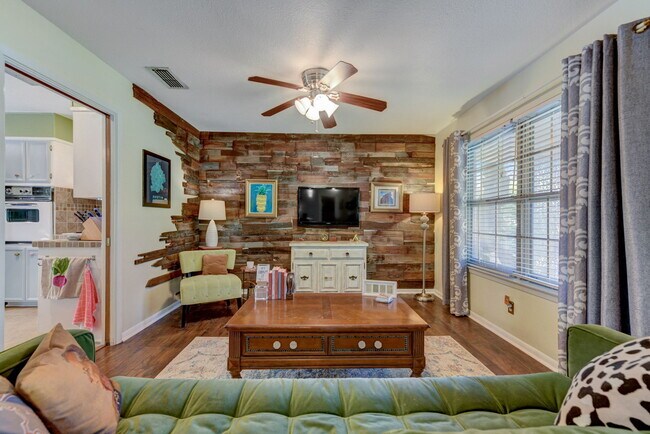Building Photo - 210 Live Oak Dr